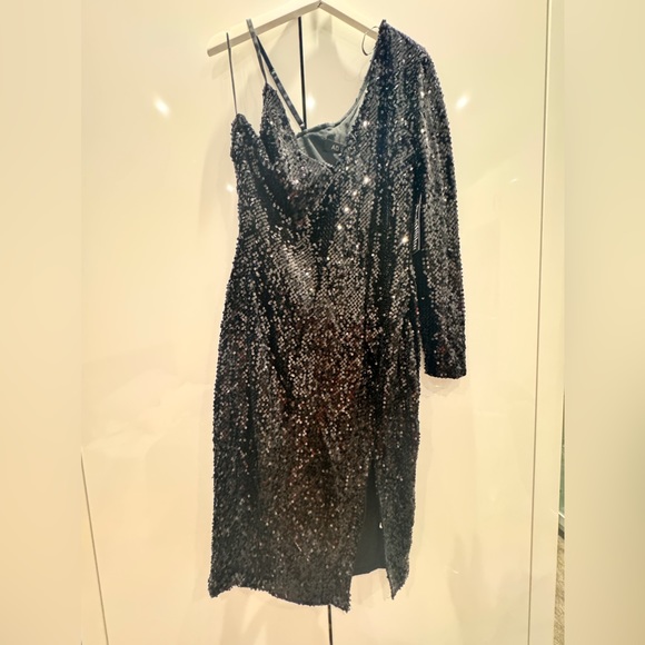 New with tags Black Sequin One Shoulder Midi Dress With Split - Picture 6 of 10